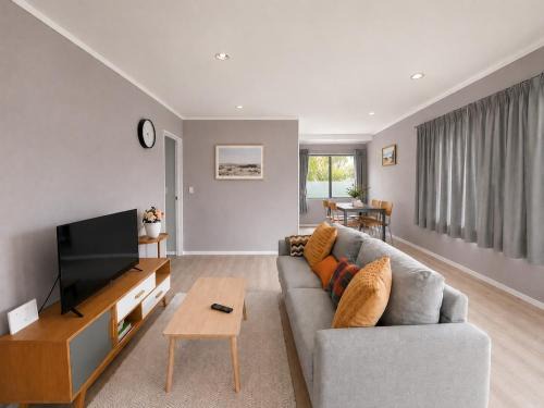 Papakura House | Cozy 2BR Standalone Home with 3 Beds & Sunny Deck