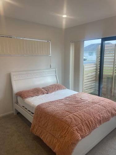 Manurewa House | private one-bedroom with attached ensuite bathroom