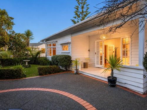 Oneroa House | Island Villa- Stay Waiheke
