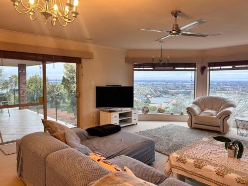 Christchurch House | Family Friendly 4 Bedroom Home