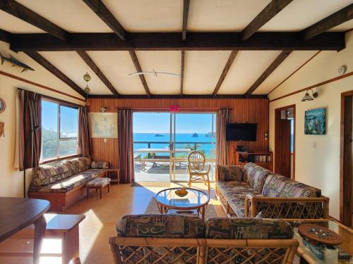 Hahei House | Classic Kiwi Oceanview Bach