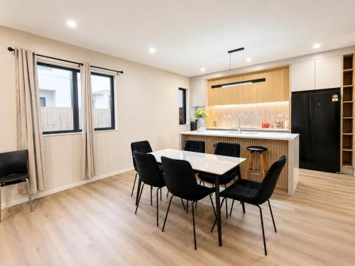 Highland Park House | 5 Bedrooms Home in Highland Park Auckland Sleeps 10