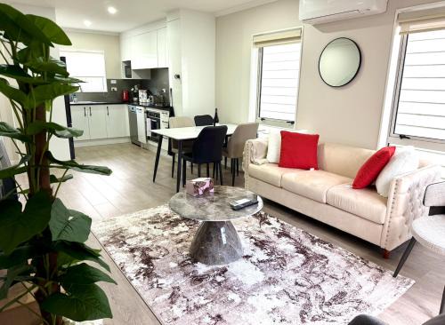 Takanini House | Modern 4BR Home 3 Bath Free Parking