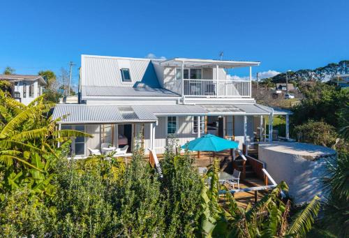 Surfdale House | Shelly Beach Cottage Sunny Coastal Stay