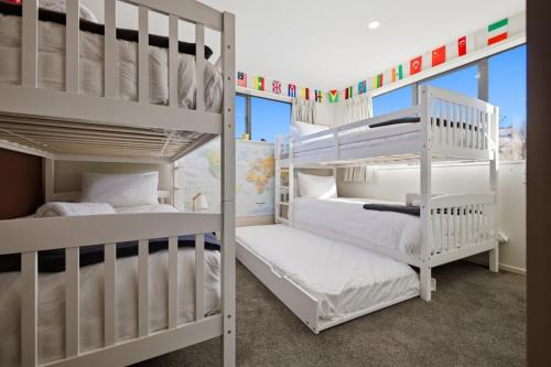 Spreydon House | 3BRD large family house in Spreydon - 5 mins drive to CBD