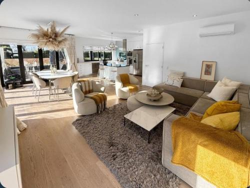 Strowan Villa | Large 4 Bedroom Home Split Bed Option Free Parking