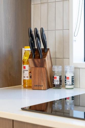 Linwood Apartment | Step Into the City - Sleeps 6 & Paking with EV