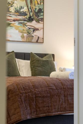 Linwood Apartment | Step Into the City - Sleeps 6 & Paking with EV