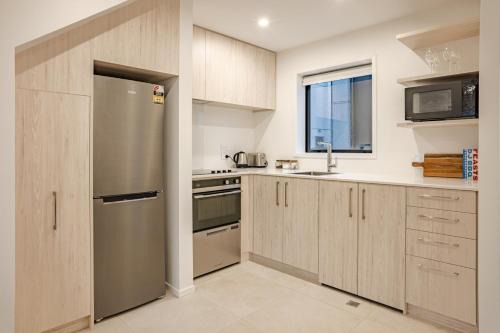 Lower Hutt House | Contemporary 2BR Townhouse in Fairfield