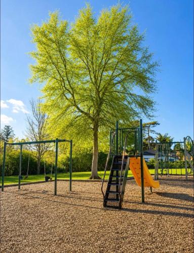 Kelston House | 3BRM House in Auckland - Walk to Train, Lynn Mall and Westgate
