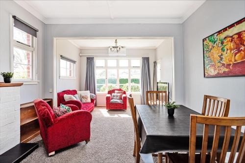 Invercargill House | Avenal Retreat - Character Home Near Queens Park