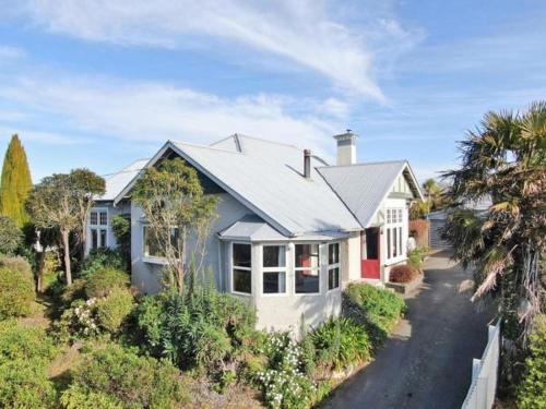 Oamaru Villa | Victorian Villa - 3 Large Bedrooms with Seaviews