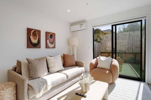 Te Atatu Peninsula House | Modern Te Atatu Sanctuary - Air-con and Sofa Bed