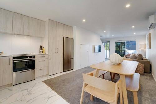 Te Atatu Peninsula House | Chic Peninsula Townhouse with Air-Con and Parking