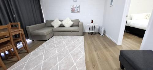 Epsom Hotel | Freshly Renovated 1BDR with Parking in Epsom