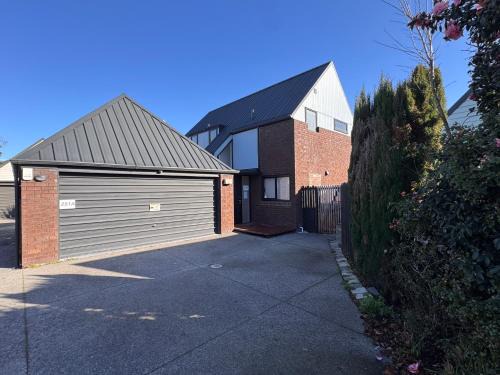 Burnside Apartment | 5 Minutes Airport, 3 Bedroom 6 Guests