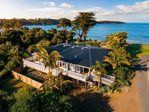 Surfdale Apartment | Lannan Beach House - Waterfront & Spa