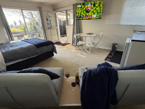 Unsworth Heights Apartment | Private Sunny Studio with Garden and Covered Patio