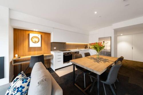 Arthur's Point Apartment | Modern Apartment with Mountain Views-free parking