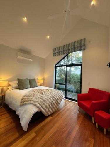 Paraparaumu Beach Apartment | Kapiti Breeze, Walk to Beach, Golf and Cafes