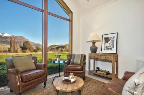 Lake Hayes Villa | Vista on Speargrass with spa