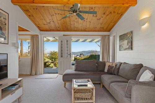 Hilltop House | Bellbird Cottage With Lake and Mountain Views