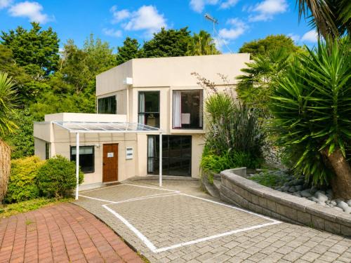 Birkenhead House | Spacious 6 Bedroom Home with Bush Views