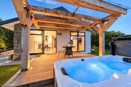 Prebbleton House | Hamptons Retreat - 1BR with Hot Tub and Fireplace