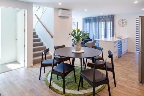 Christchurch House | Peaceful 4BR Townhouse - Near Avon River + Garage