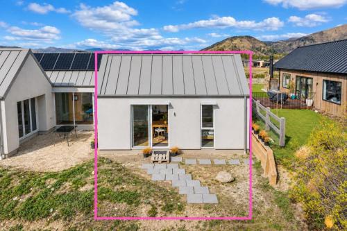 Wanaka House | Modern 1-Bedroom Guesthouse with Roys Peak Views
