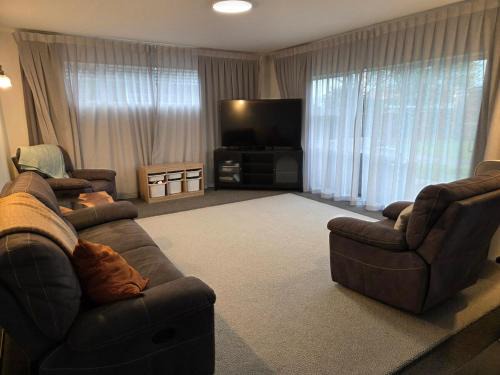 Blenheim House | Family home with Spa, sandpit, and BBQ area