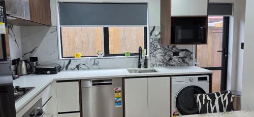 Mangere Apartment | Bright and Comfortable 2BDR Mangere Townhouse