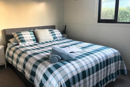 Matarangi Villa | Cozy Matarangi Cabin Garden and Lake views