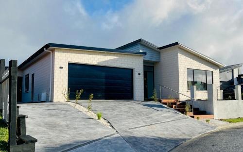 Hamilton Villa | Willow & Light Spacious Warm 4BR Family Retreat