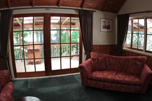 Helensville Hotel | Vineyard Cottages - Kumeu
