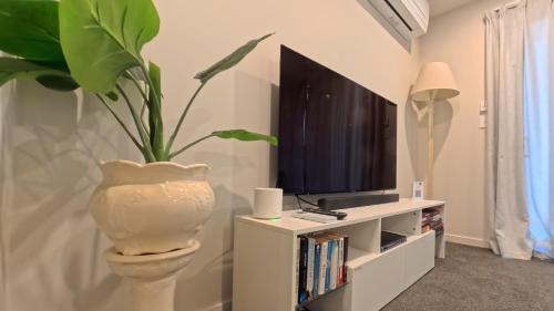 Christchurch Apartment | Close to city, 2-bedroom ensuite, comfortable, accessible with own parking