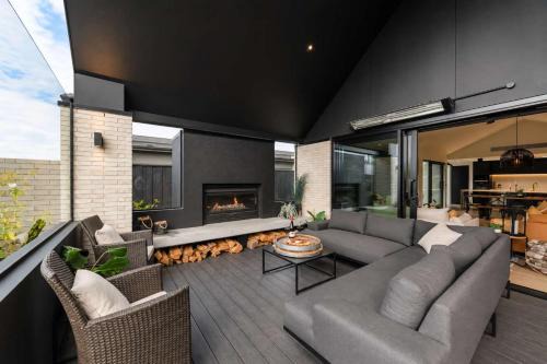 Prebbleton House | Stylish Home w- Private Spa Indoor & Outdoor Fire