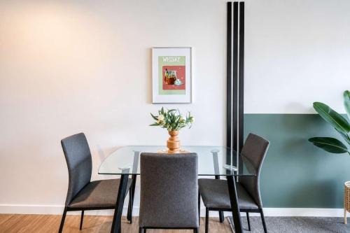 Newtown Apartment | Newtown Tranquility Spacious 2-Bedroom Apartment
