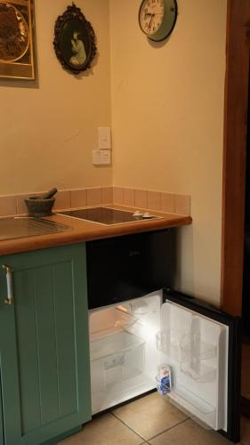 Wanaka Apartment | Wood-Fired Spa Garden Courtyard Escape