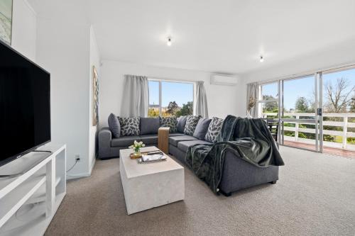 Kelston House | 3BRM House in Auckland - Walk to Train, Lynn Mall and Westgate