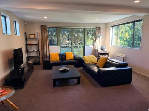 Linwood Apartment | 15 Minutes Walk to Stadium - 3 Car parks 2 Bedroom
