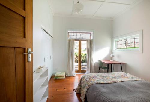 Birkenhead House | Spacious room with private sunny courtyard