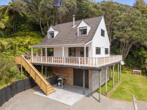 Onemana House | Skippers View - Onemana Holiday Home