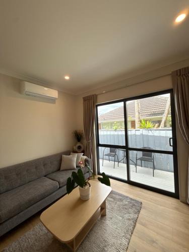 Takapuna Apartment | Modern Private 2BR Unit in Takapuna