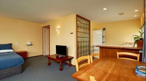 Kaikoura Apartment | Esplanade Oasis with a Hot Tub