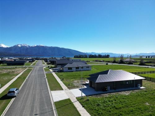 Te Anau House | Mountain Scene Gateway to Milford