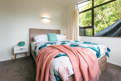 Surfdale House | Sol Spa Oasis - Surfdale Holiday Home