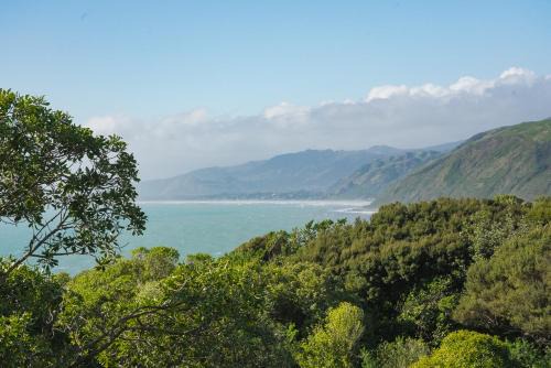Pukerua Bay House | Clifftop 1 Bedroom Tiny House Sea Views & Kāpiti Island