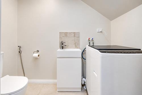 Torbay House | Modern 4BR Coastal Stay, Sea Views & Walk to Beach