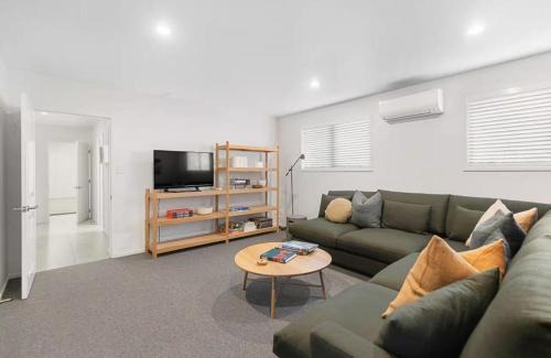 Queenstown House | Panoramic view of the lake and mountains!